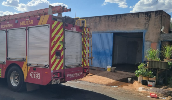 Bombeiros combatem incêndio em residência no bairro Vila Serpró, em Rio Verde