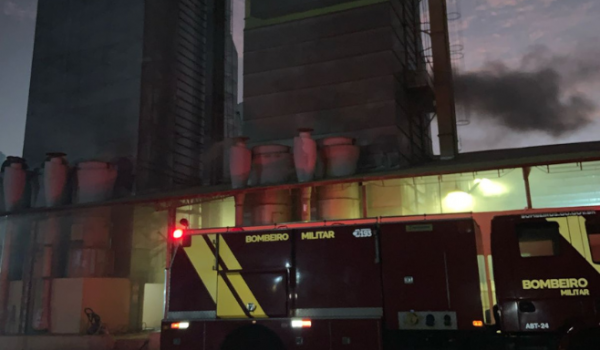 Bombeiros combatem incêndio em secadora de milho na zona rural de Montividiu