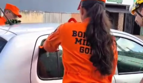 Bombeiros resgatam bebê trancado em carro em Jataí