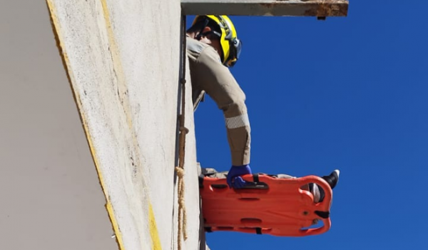 Bombeiros salvam trabalhadores vítimas de choque elétrico em Pirenópolis