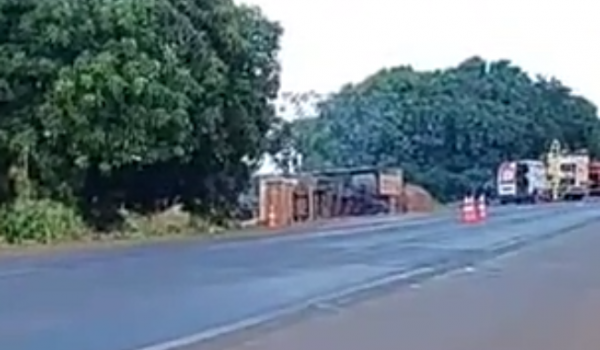 Acidente envolvendo dois veículos de carga deixa dois mortos na BR-452, em Rio Verde