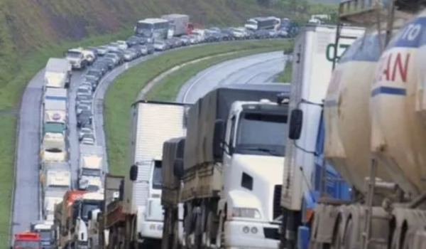 Brasil enfrenta escassez de caminhoneiros e risco de 