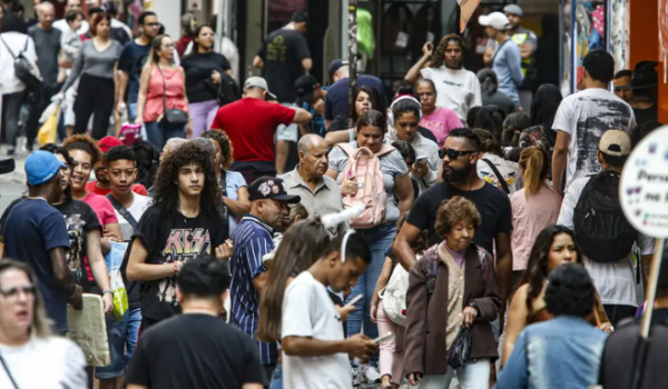 Brasil envelhece mais e crescimento populacional desacelera, aponta IBGE