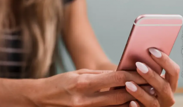 Brasileira cria plataforma que ajuda mulheres a descobrir histórico violento de parceiros