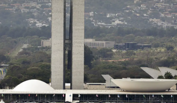 Lula sanciona com vetos o reajuste para servidores do Legislativo