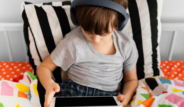 BRINCAR NO MUNDO DIGITAL: COMO GARANTIR UMA INFÂNCIA SAUDÁVEL EM TEMPOS DE INFORMÁTICA