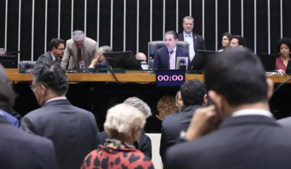 Câmara aprova licença remunerada para mulheres com sintomas menstruais