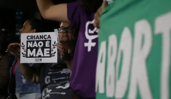 Projeto de lei aprovado multa em até R$ 5 mil quem afixar cartazes favoráveis ao aborto 