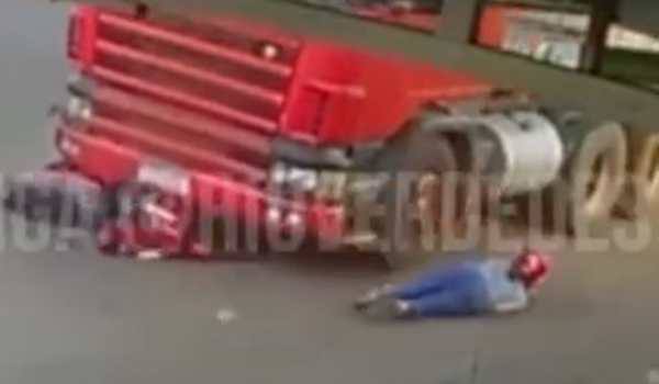 Câmera registra momento em que motociclista é atingida por caminhão em Rio Verde