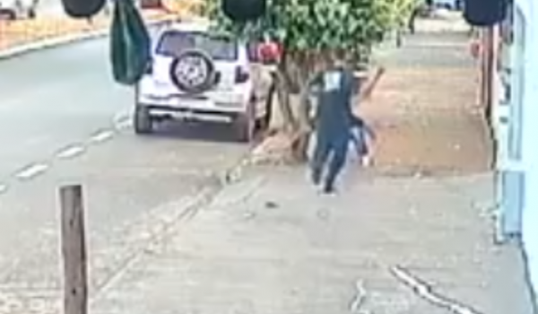 Câmeras registram momento em que homem esfaqueia vítima que morreu na Avenida Brasília