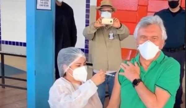 Governador de Goiás recebe 2ª dose da vacina contra Covid-19
