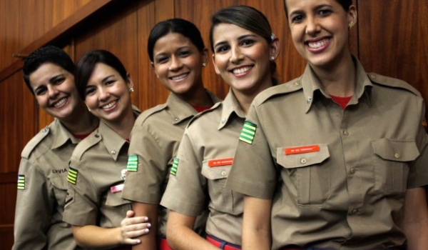 Caiado sanciona lei que amplia participação das mulheres no Corpo de Bombeiros