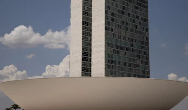 Concurso da Câmara dos Deputados abre inscrições com salários de até R$ 30,8 mil