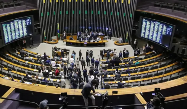 Câmara aprova projeto que reduz penas dos condenados pelo 8 de janeiro