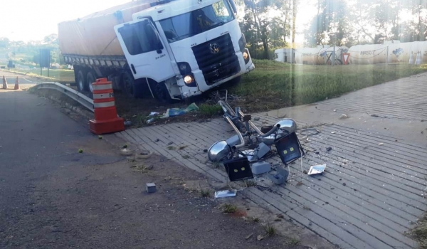 Caminhão atinge dependências da PRF em Goiânia após motorista drogado pular do veículo 