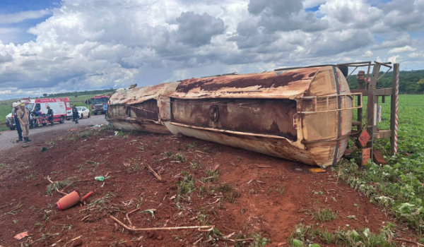 Caminhão carregado de etanol tomba em rodovia que dá acesso à empresa de ferrovia em Rio Verde