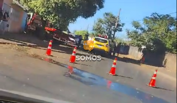 Caminhão colide em muro e invade casa no Setor Pauzanes, em Rio Verde