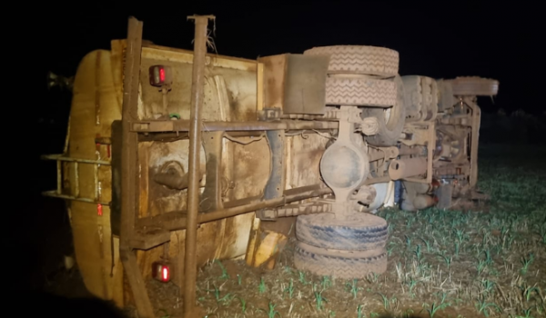 Caminhão tomba na GO-174 e mobiliza Corpo de Bombeiros em Rio Verde