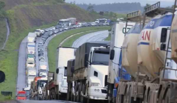 Caminhoneiros discutem possível paralisação nesta quinta-feira (4); líder fala em ato dentro da legalidade