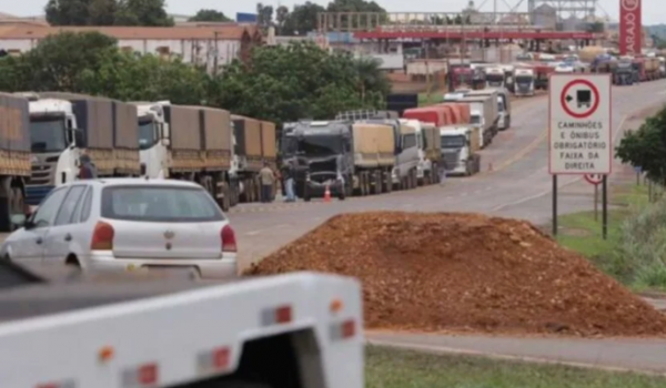 Diesel mais caro pressiona setor e caminhoneiros voltam a falar em paralisação nacional