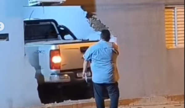 Caminhonete acelera durante manobra e invade alojamento em Jataí