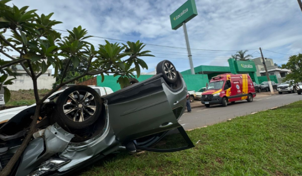 Capotamento é registrado na Alameda Barrinha e idosa sai ilesa em Rio Verde