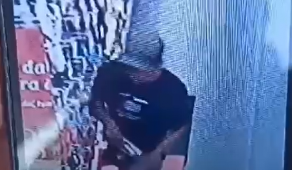 Câmeras flagram homem furtando chinelos de loja e colocando dentro da cueca em Rio Verde