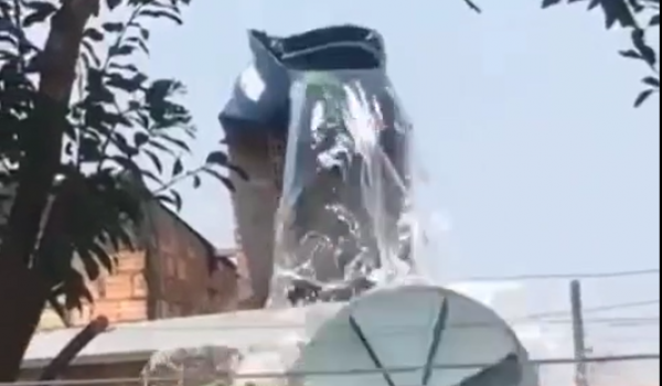 Caixa d'agua não aguenta o forte calor e se 'desmancha' em vídeo viral registrado em Juara - MT