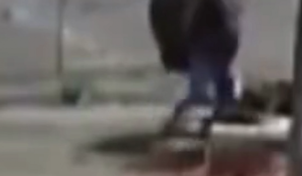 Homem cai em vala após bisbilhotar obra e ser atingido por retroescavadeira em Trindade