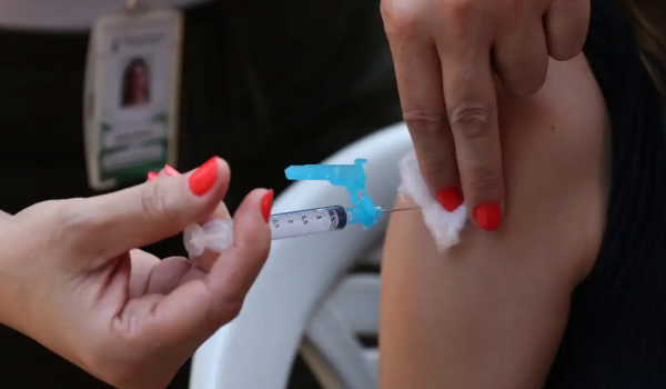 Justiça manda retirar postagens que relaciona vacina contra Covid-19 à Aids
