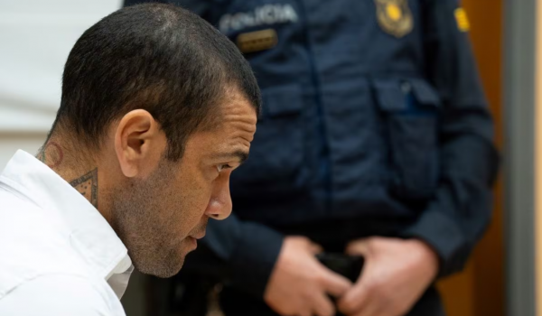Daniel Alves é condenado a 4 anos e seis meses de prisão na Espanha