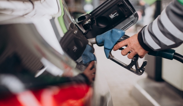 Postos baixam preços de gasolina e etanol em Goiás para atrair clientes