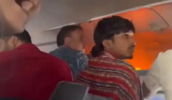 Carregador portátil pega fogo dentro de avião com mais de 180 passageiros e provoca pouso de emergência