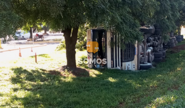 Carreta tomba às margens da BR-060 em frente a BRF em Rio Verde