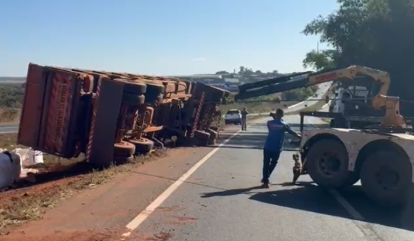 Trecho da BR-060 será totalmente interditado após tombamento de carreta em Rio Verde