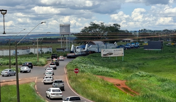Carreta superdimensionada avança pela BR-452 com escolta entre Itumbiara e Bom Jesus