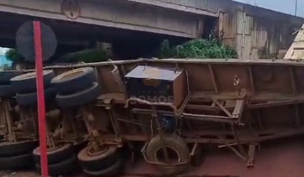 Carreta tomba no túnel da Vila Mutirão, em Rio Verde