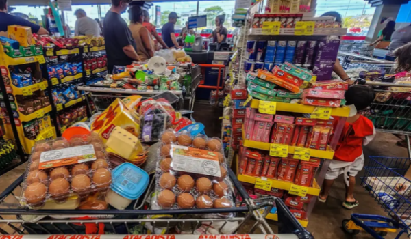 Vendas de alimentos crescem após proibição das bets no Brasil, aponta Abras