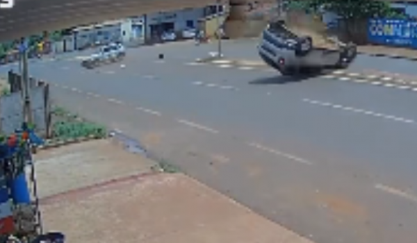 Carro é atingido na lateral por outro veículo e capota na GO-206, em Quirinópolis