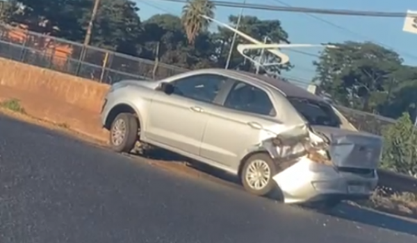 Carro colide em mureta no trevo da BR-060, na entrada de Rio Verde