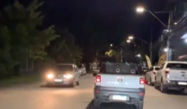 Carro de som anuncia venda de atestados médicos como se fosse banana; assista