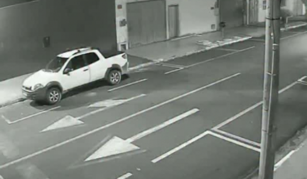 Carro desce sozinho após motorista esquecer freio de mão e atinge lixeira em Jataí