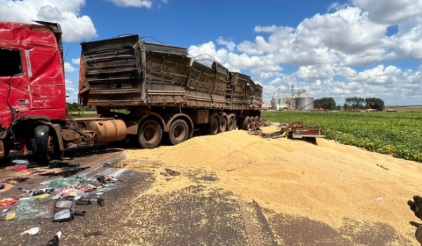 Carro fica esmagado sob carreta e motorista morre em grave acidente na BR-452, em Rio Verde