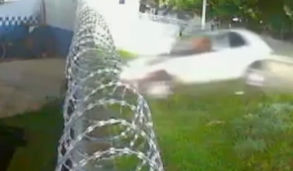 Carro invade base da GCM e motorista é preso por embriaguez em Cidade Ocidental