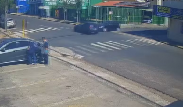 Carro invade loja após batida e 'estaciona' em vaga sem atingir veículos expostos