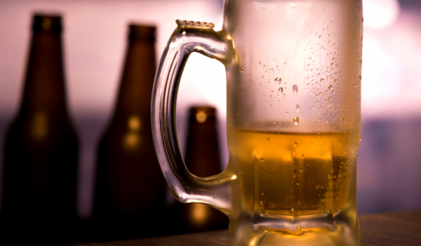Casa noturna é multada após menor comprar bebida com notas falsas em Rio Verde