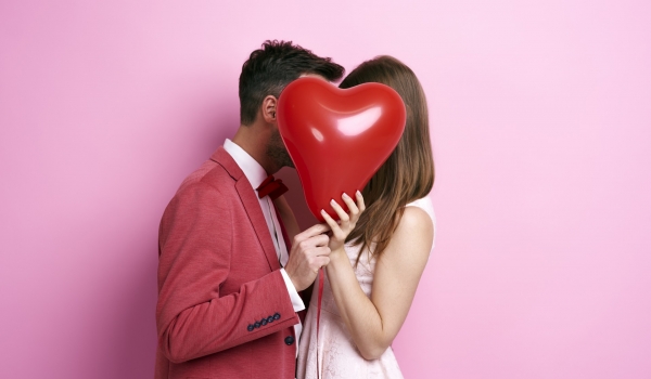 Especial Dia dos Namorados: Do amor romântico à comercialização excessiva   