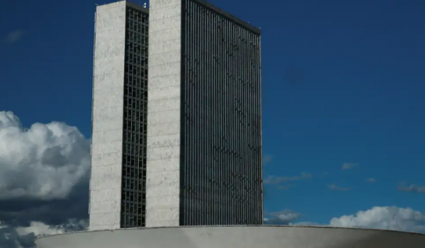 A PEC DA REELEIÇÃO: DESAFIOS E OPORTUNIDADES NO CAMINHO DO SENADO E DA CÂMARA