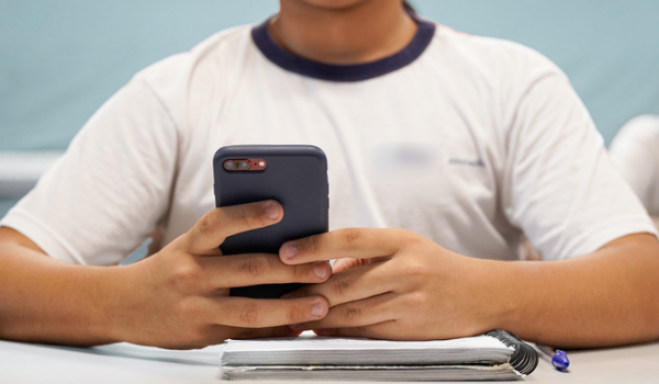 Projeto de lei que proíbe o uso de celular nas escolas é aprovado no Senado; proposta segue para sanção