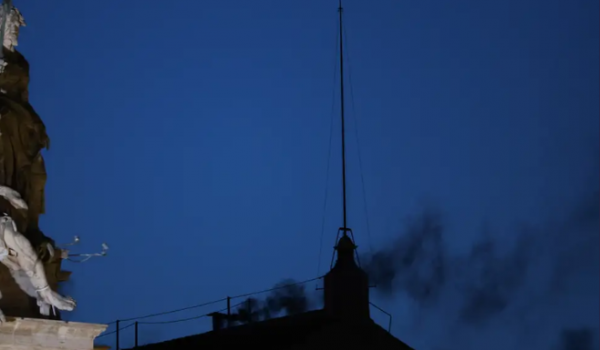 Conclave: Fumaça preta sai da chaminé e novo papa ainda não foi definido